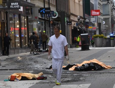 Επίθεση στη Στοκχόλμη: «Άκουσα έναν κρότο... και μετά ανθρώπους να ουρλιάζουν» (φωτό, βίντεο) (upd)
